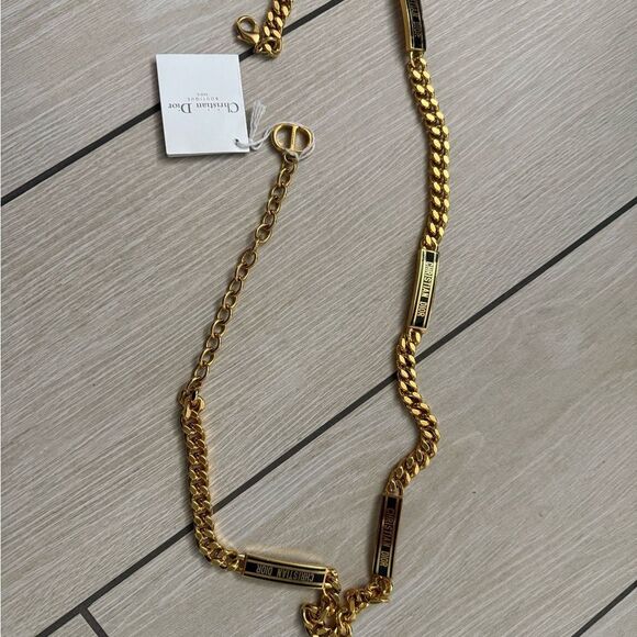 Brand new with tags DIOR
GOLDEN-EFFECT CHAIN BELT WITH LOGO-TAGS 15MM fits s-L - Picture 1 of 12